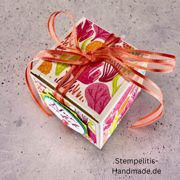 Handdekorierte Geschenkschachtel 5 cm mit maritimen Motiven, Geschenkbox mit Schleife in Grün, Detailansicht Geschenkschachtel Etikett „Nur für dich“, Geschenkschachtel mit bunter Meeresdekoration, Geschenkverpackung, Handgemachte maritime Schachtel mit Schleife